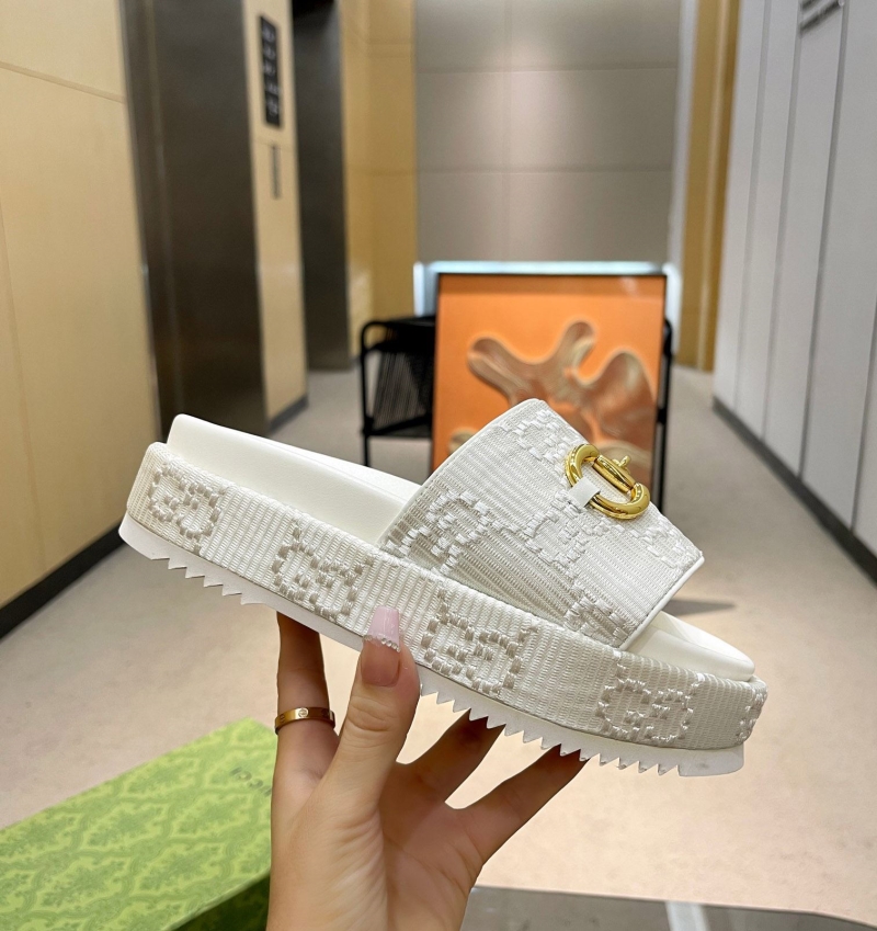 G*u*i slippers